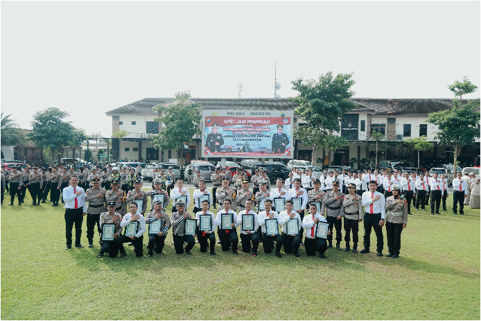 Kapolres Jombang Beri Penghargaan kepada 18 Anggota Berprestasi dan Berdedikasi