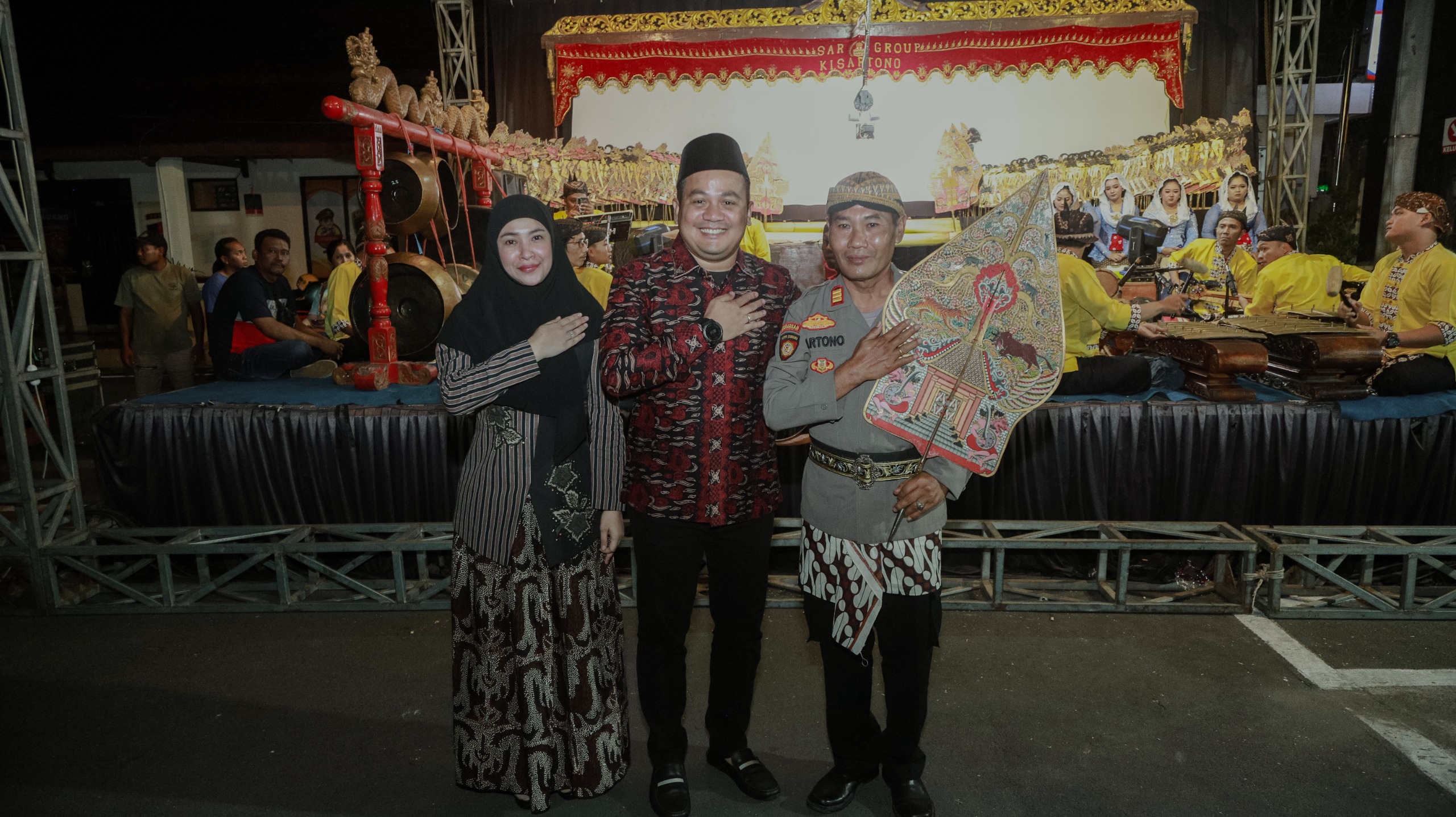 Pagelaran Wayang Kulit dan Campursari Meriahkan Hari Bhayangkara ke-79 di Jombang