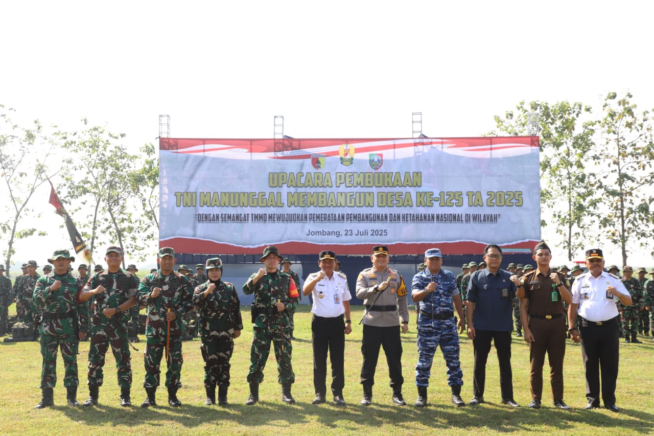 Gotong Royong Warga dan Prajurit TNI: Program TNI Kolaborasi Dengan Pemkab Jombang Lewat TMMD ke 125
