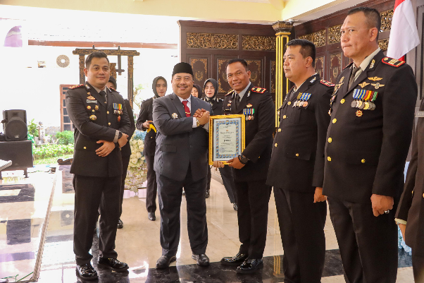 Tasyakuran Hari Bhayangkara ke-79, Polres Jombang Berikan Penghargaan kepada Bupati, Dandim dan Pemenang Lomba