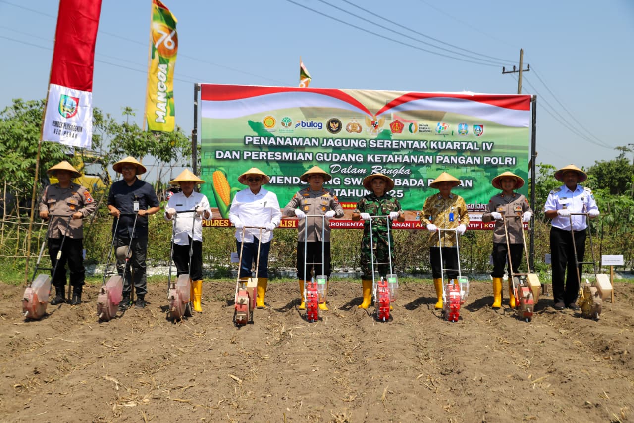 Polres Jombang Kolaborasi Tanam Jagung Serentak di Desa Plosogenuk, Terhubung Virtual dengan Wapres RI dan Kapolri
