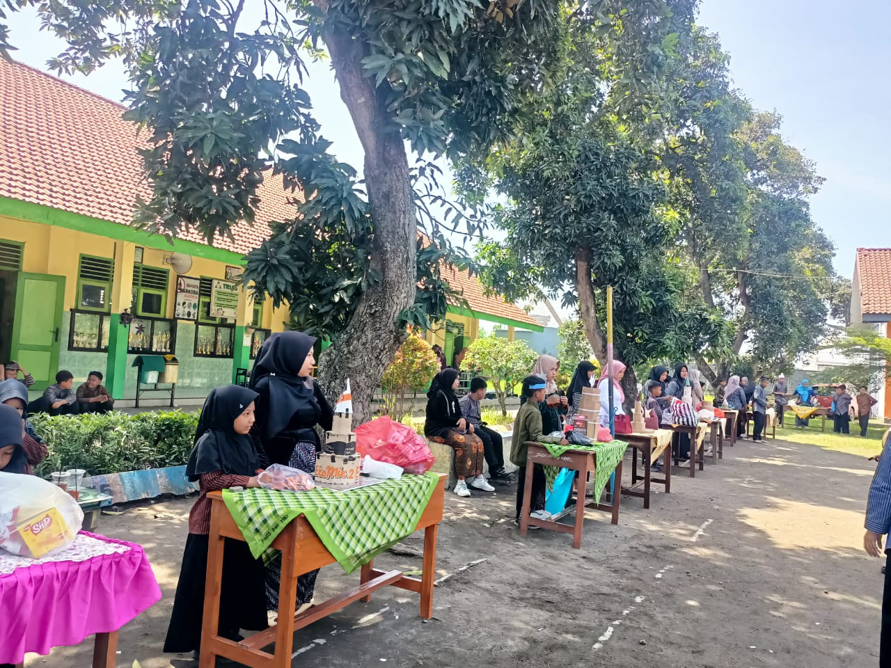 SDN Dapurkejambon 1 Jombang Peringati Hari Guru Meriah,Pawai Drumband hingga Lomba Hias Tumpeng
