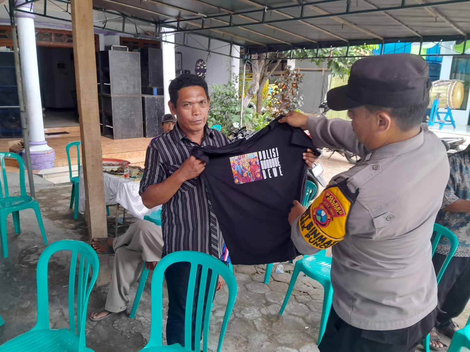 Kapolsek puncu beserta jajaran Patroli di Alas Simpenan serta berikan Himbauan Kamtibmas dan bagikan kaos 110