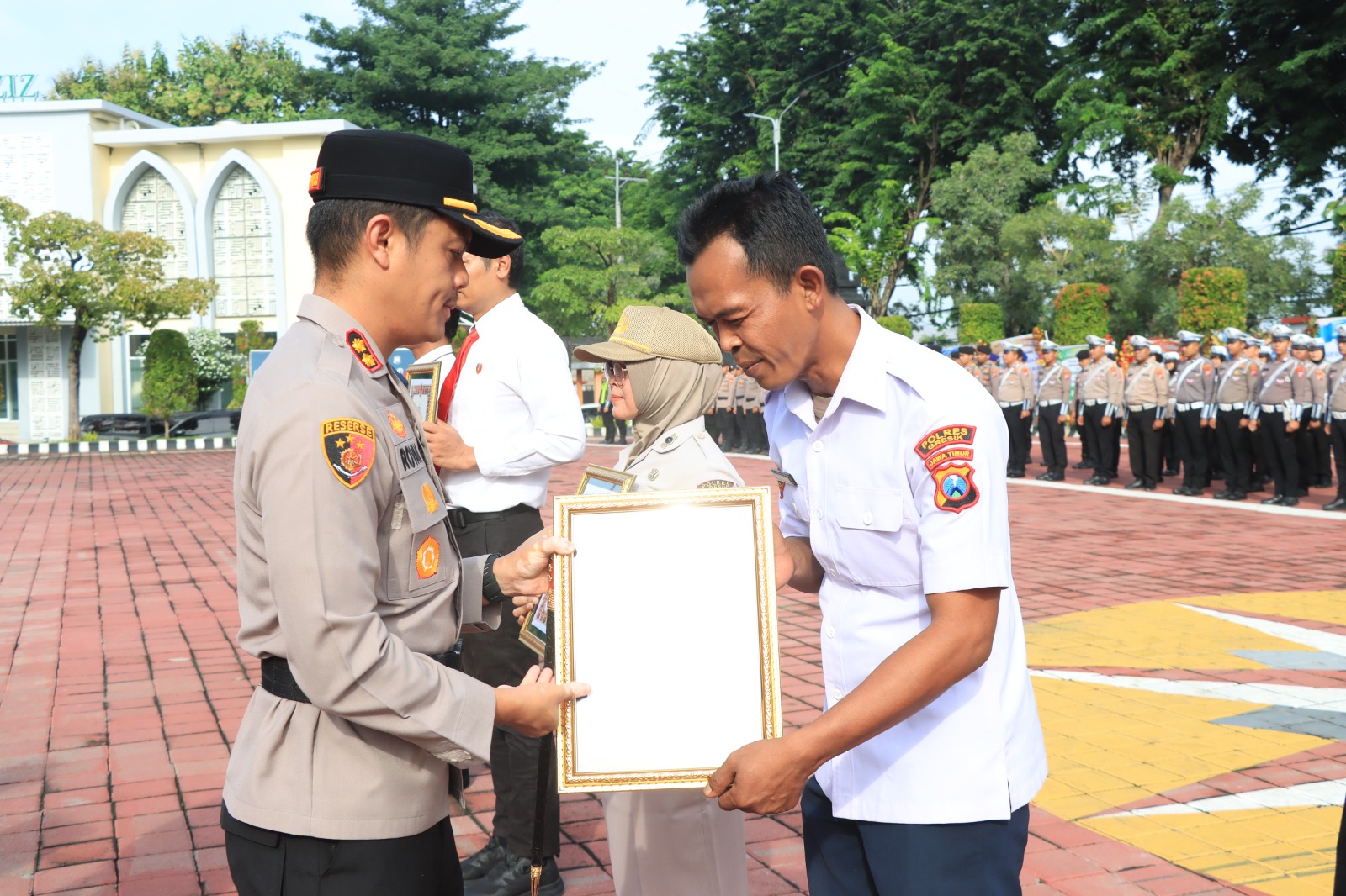 Kapolres Gresik Beri Penghargaan, Dedikasi Polisi dan Warga Jadi Teladan