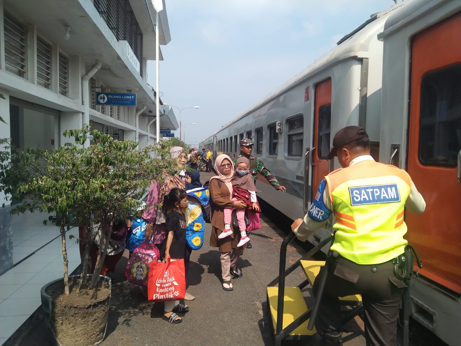 Pastikan Keamanan Warga, Babinsa Pantau Aktivitas Penumpang Kereta di Duduksampeyan 